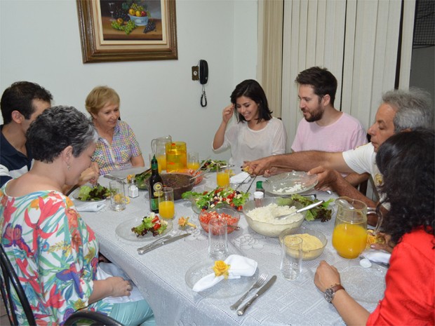 Família Citelli e amigos se alimentam sem nenhum tipo de comida de origem animal (Foto: Amanda Pioli/G1)