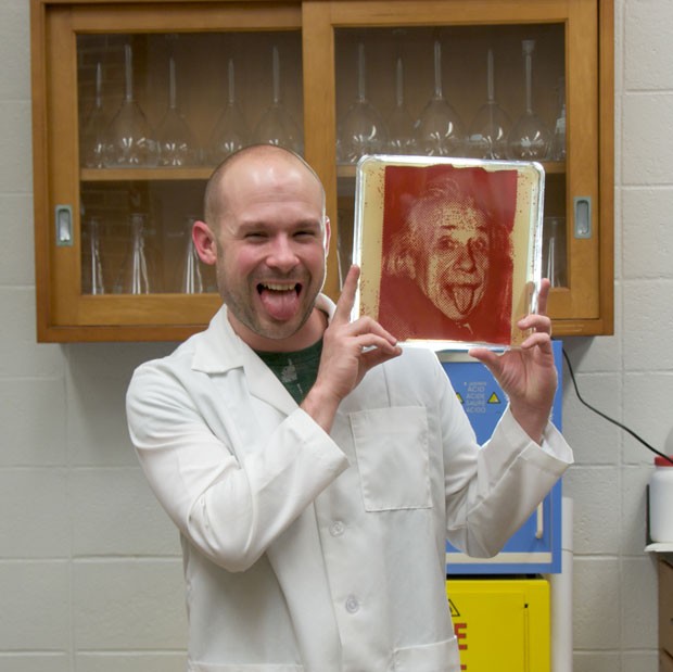 Zachary Copfer posa com um famoso retrato de Albert Einstein (Foto: Reprodução)
