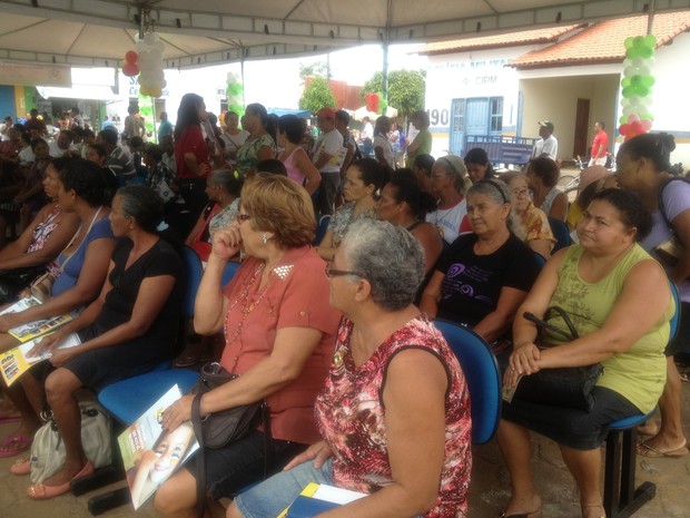 Mulheres aguardam agendamento de consultas (Foto: Jesana de Jesus/G1)