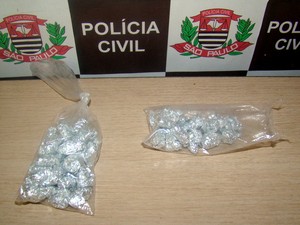 Parte do entorpecente estava com adolescente, restante escondido em casa (Foto: Divulgação/Polícia Civil) Parte do entorpecente estava com adolescente, restante escondido em casa (Foto: Divulgação/Polícia Civil)