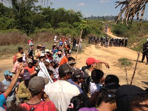 Famílias não deixaram local, após chegada da polícia (Foto: Eliete Marques/G1)