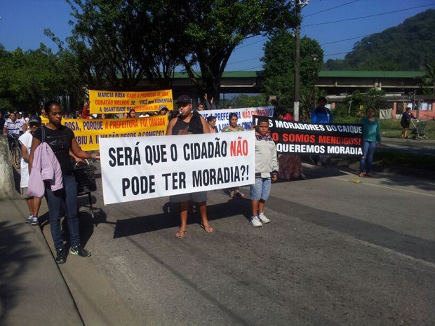 Moradores da Vila Caic, em Cubatão, continuam com protestos nesta quarta (Foto: Nina Barbosa / TV Tribuna)
