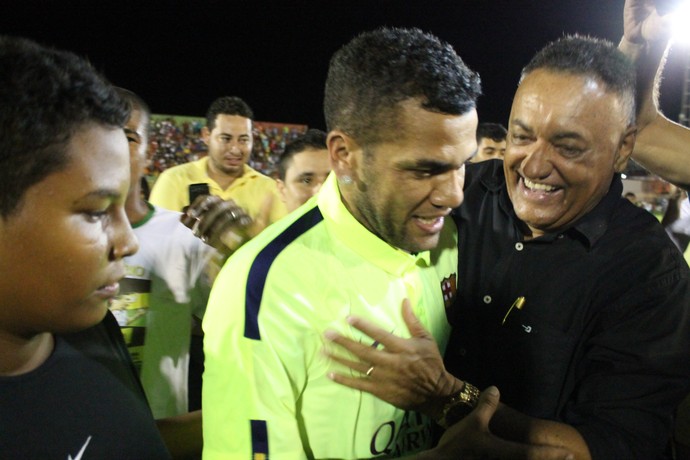 Daniel Alves, o mais assediado no Futebol Solidário (Foto: Magda Lomeu)