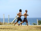 Hugo Moura corre sem camisa na orla da praia