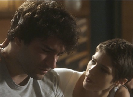 Letícia consola Tiago pelo sumiço de Isabela