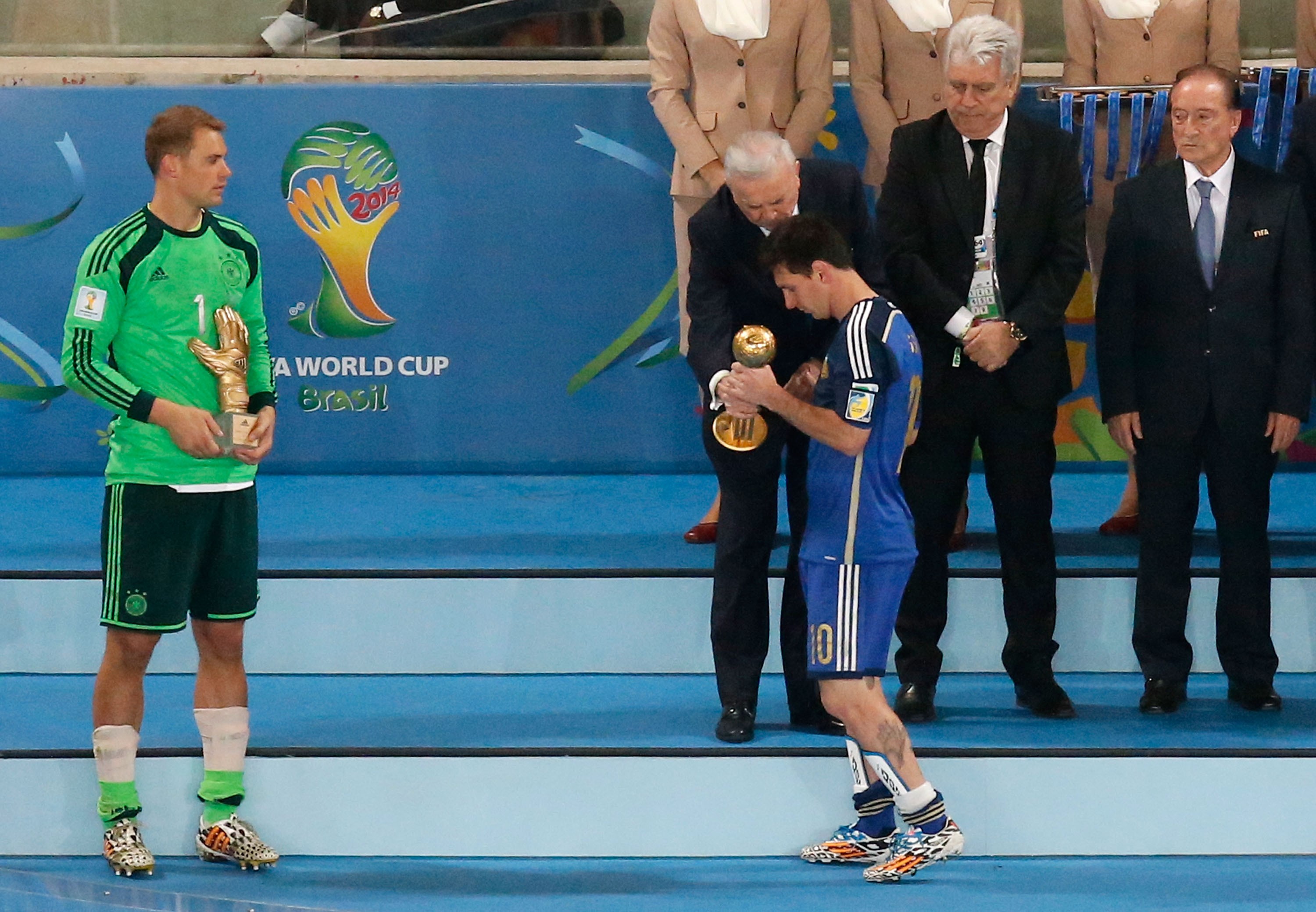 Messi recebe Bola de Ouro da Copa-2014; Neuer é o melhor goleiro