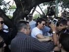 Tom Cruise deixa hotel no Rio