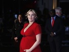 Kate Winslet exibe seu barrigão de grávida em première