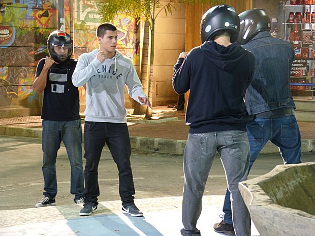 Duca é surpreendido por três caras de capacete na praça (Foto: Malhação / TV Globo)