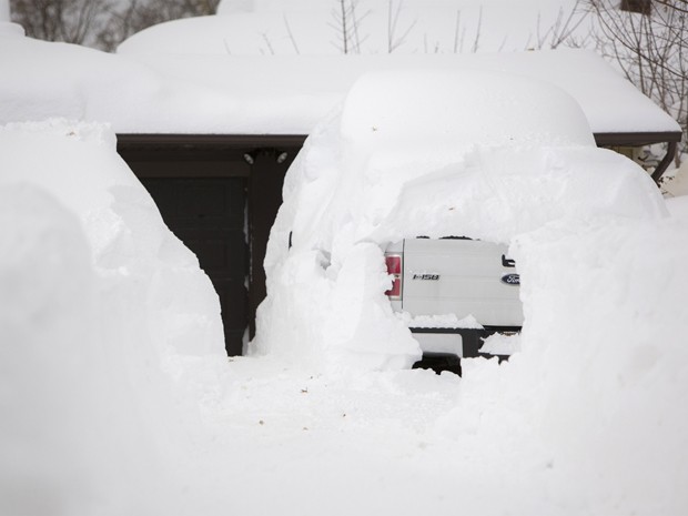 Caminhonete coberta pela neve é vista em Wes Seneca, perto de Buffalo, NY (Foto: Reuters/Lindsay DeDario)