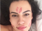 Leticia Lima posta foto na cama com o rosto cheio de marca de batom