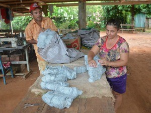 Trabalhadores embalam produto pronto para venda (Foto: Magda Oliveira/G1)