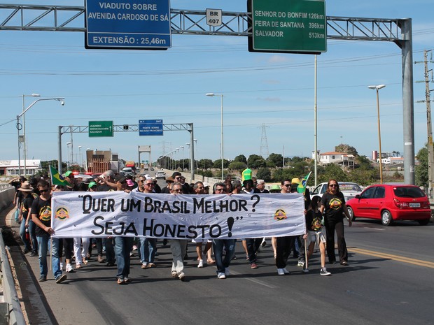 Protesto formado pela marçonaria (Foto: Amanda Franco/ G1)