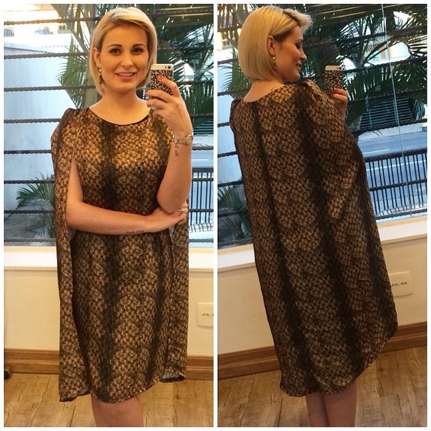 Andressa Urach mostra vestido com capa (Foto: Reprodução/Instagram)