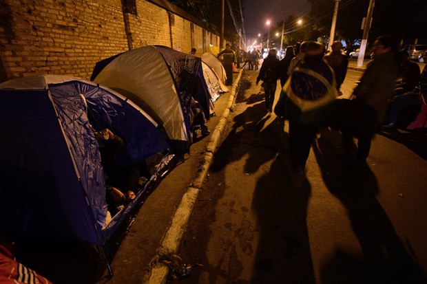 No começo da noite mais pessoas chegavam para tentar um lugar na missa do Papa (Foto: Christophe Simon/AFP)