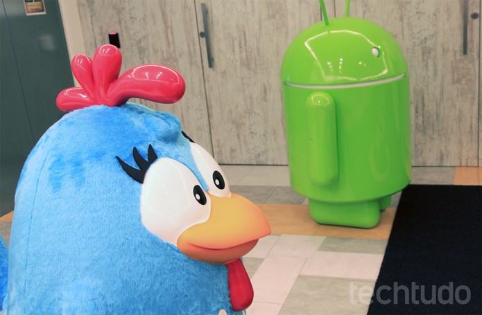 Android e sua mais nova amiga, a Galinha Pintadinha, na sede do Google Brasil (Foto: Isadora Díaz/TechTudo) Android e sua mais nova amiga, a Galinha Pintadinha, na sede do Google Brasil (Foto: Isadora Díaz/TechTudo)