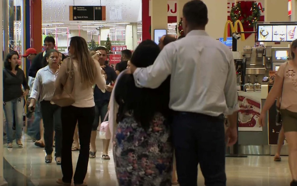 Clientes passeiam em shopping do Distrito Federal (Foto: TV Globo/Reprodução)