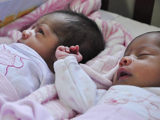 Sophia e Rebecca nasceram com 2,48 e 2,43 quilos, respectivamente. (Foto: André Souza/G1)