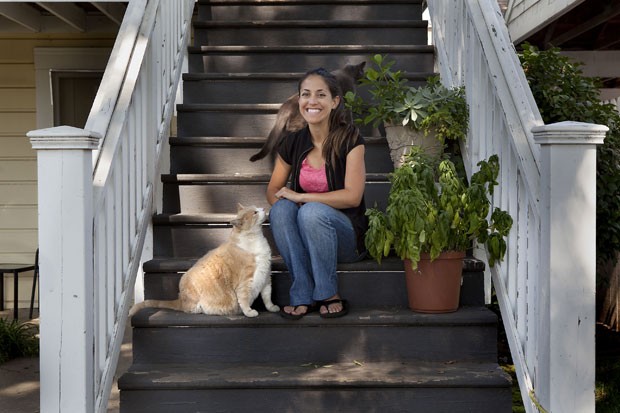 Tyler Lopez com sua gata de estimação (Foto: Sue Morrow/Sacramento Bee/AP)