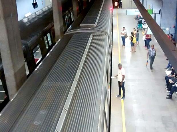 Trens do Metrô do DF parados na estação Central; composição teve problema na tração (Foto: Lucas Nanini/G1)