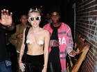 Soltinha! Miley Cyrus faz topless durante festa em Nova York