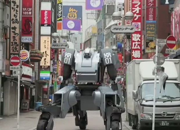 Robô desfila pelas ruas do Japão em vídeo da fabricante (Foto: Reprodução)