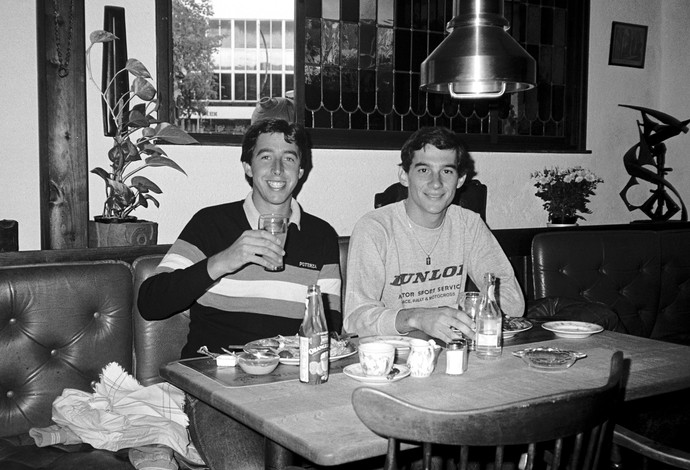 Keith Sutton e Ayrton Senna no início dos anos 1980: amigos unidos pelo automobilismo  (Foto: Keith Sutton / Sutton Images)