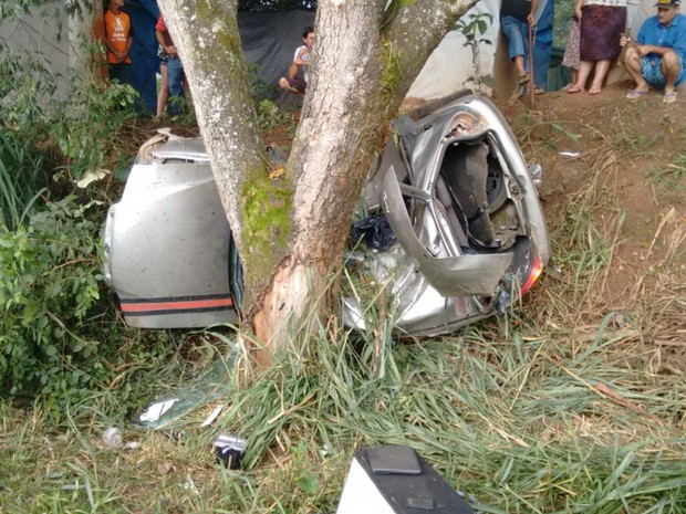 Três ocupantes do carro morreram na hora em acidente na BR-060, em Goiás (Foto: Divulgação/PRF)