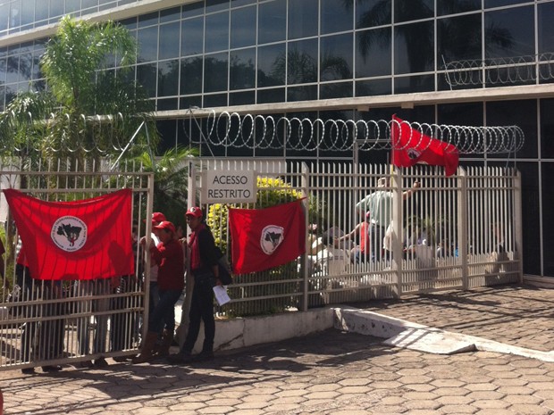 Integrantes do MST fizeram mobilização em frente à Superintendência da CEF em Santa Maria, RS (Foto: Alice Pavanello/RBS TV)