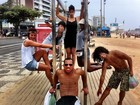 Dançarinos de Britney Spears se divertem em praia carioca