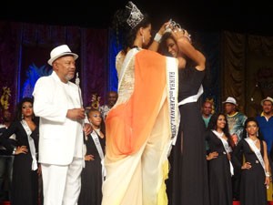 Thamy Souza recebe a coroa da Rainha do ano passado, Veronice de Abreu (Foto: Jessica Mello/G1)