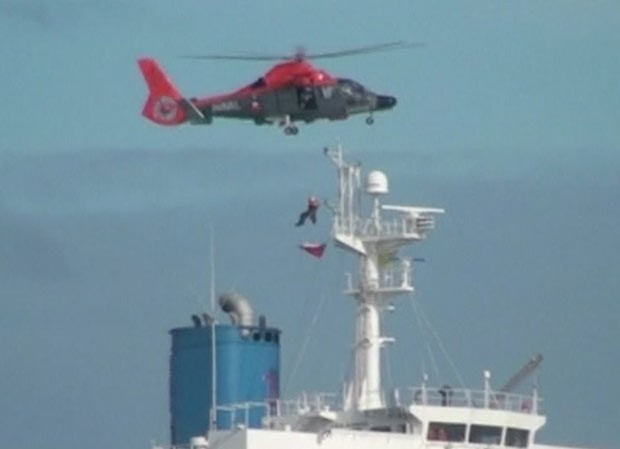 Helicóptero resgata tripulação de navio 'encalhado' por ondas gigantes (Foto: BBC)