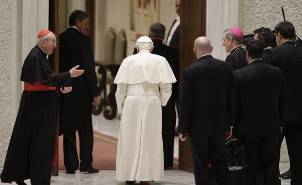 O Papa Bento XVI deixa a Sala Paulo VI, no Vaticano, nesta quinta-feira (14), após encontro com sacerdotes da Diocese de Roma (Foto: AFP)