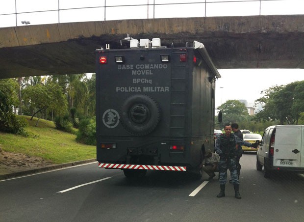 Base de Comando Móvel do Bope ficou preso em passarela no Aterro (Foto: Arquivo pessoal)