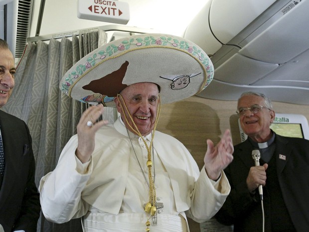 Papa usa sombrero que ganhou de presente de um jornalista que estava em seu avião para Havana; pontífice chegou a Cuba às 17h (horário de Brasília) desta sexta-feira  (Foto: Reuters/Alesssandro Di Meo/Pool)