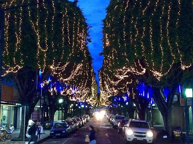 Rua São Paulo, no Centro, ganha iluminação especial em Poços de Caldas (MG). (Foto: Divulgação/Prefeitura Municipal de Poços de Caldas) Rua São Paulo, no Centro, ganha iluminação especial em Poços de Caldas (MG). (Foto: Divulgação/Prefeitura Municipal de Poços de Caldas)