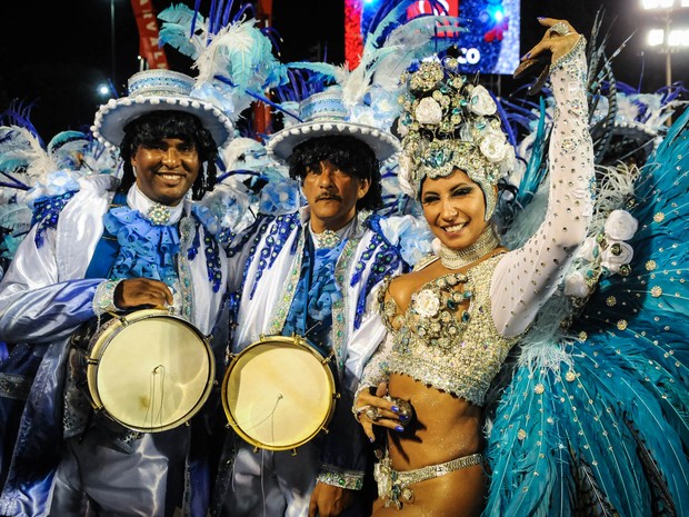 Patrícia Nery, rainha de bateria da Portela, posa com integrantes da escola na concentração da Sapucaí (Foto: Alexandre Durão/G1)