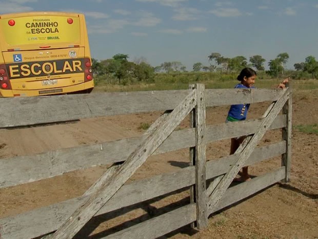 São as próprias crianças que abrem e fecham as porteiras das fazendas durante o trajeto (Foto: Reprodução/TVCA)