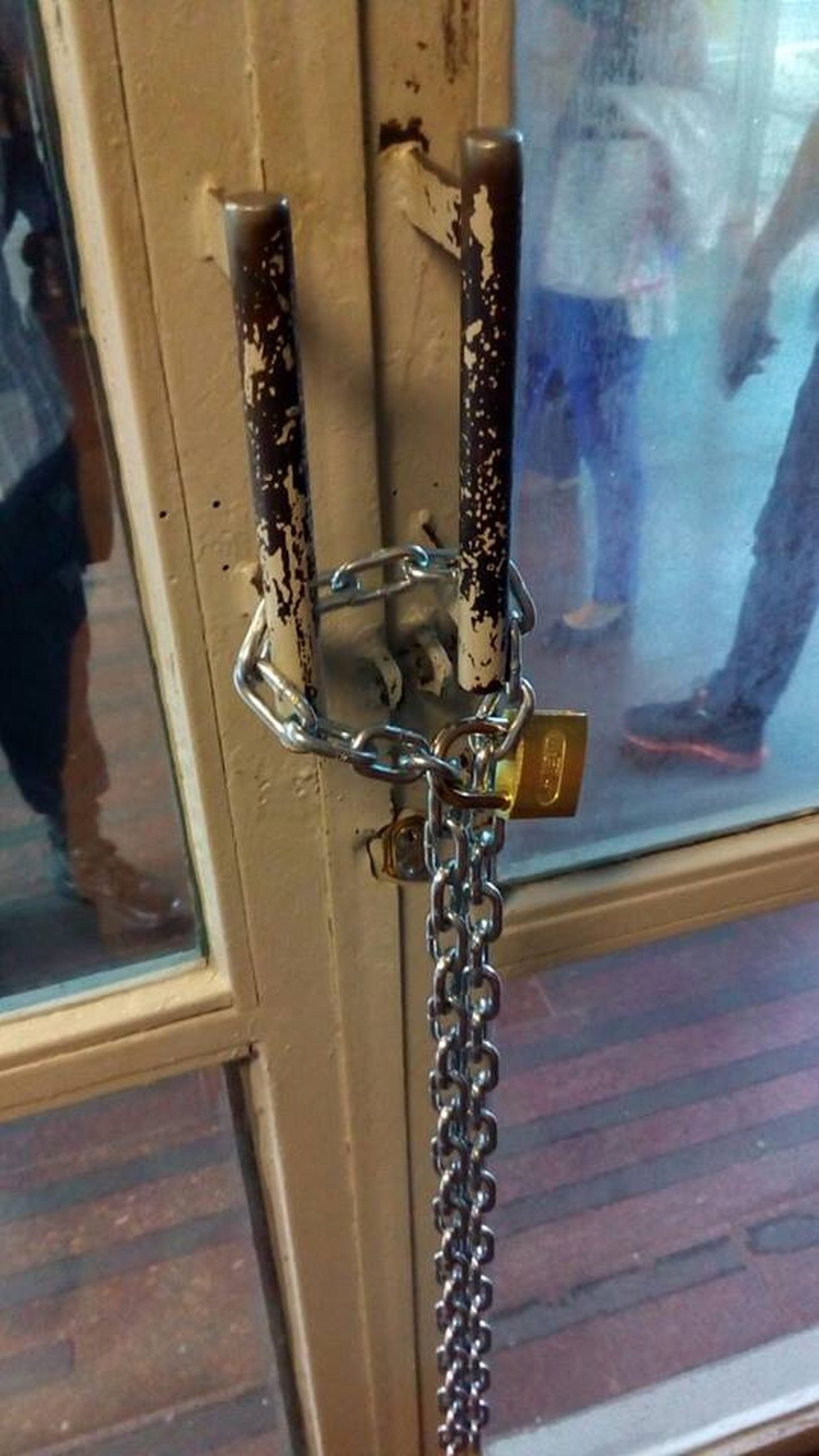 Porta trancada por manifestante em ocupação em sede de ministério (Foto: Reprodução)
