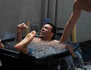 Lyoto Machida banheira de gelo treino mma ufc  (Foto: Reprodução)