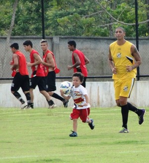 Juninho, filho de Acosta acompanha o pai em treinamento no Santos-AP  (Foto: Divulgação/Ascom Santos-AP)
