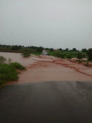 Pista entre Amambai e Coronel Sapucaia foi interditada (Foto: Divulgação/PMRE)