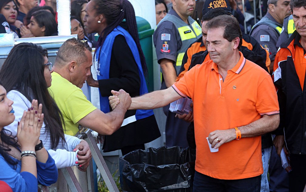 Deputado Paulinho da Força cumprimenta homem em evento da Força Sindical pelo Dia do Trabalhador, na Zona Norte de São Paulo (Foto: Celso Tavares/G1)