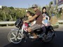 Família superlota moto no Líbano Família superlota moto no Líbano