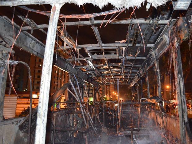 Ônibus ficou completamente destruído após ser incendiado por vândalos em Aracaju (Foto: Flávio Antunes/G1)