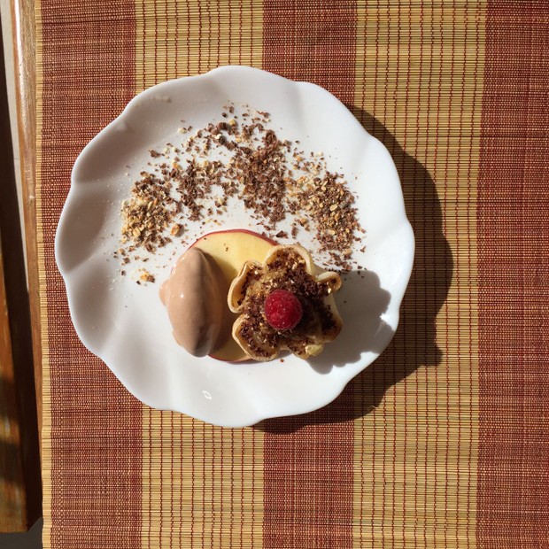 Dieta da Anamara - Sobremesa: Tortinha de maçã com sorvete de coco e chocolate sem lactose (vegano) (Foto: Divulgação / Arquivo pessoal)