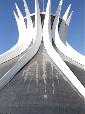 Vitrais da Catedral Metropolitana de Brasília, que ficaram danificadas após atos de vandalismo (Foto: Dida Sampaio/Estadão Conteúdo)