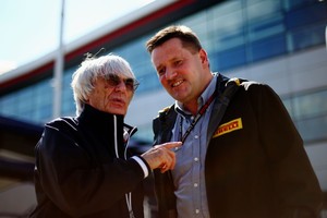 O diretor da Pirelli, Paul Hembery, ao lado de Bernie Ecclestone, chefão da F-1  (Foto: Getty Images)