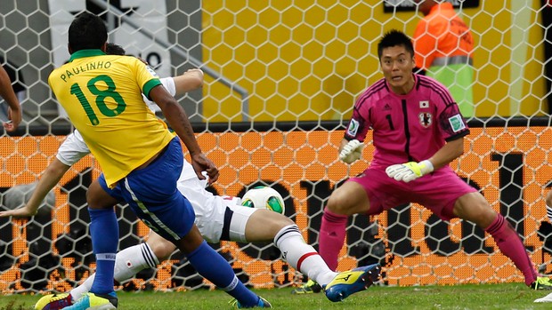 Paulinho gol, Brasil x Japão (Foto: AP)