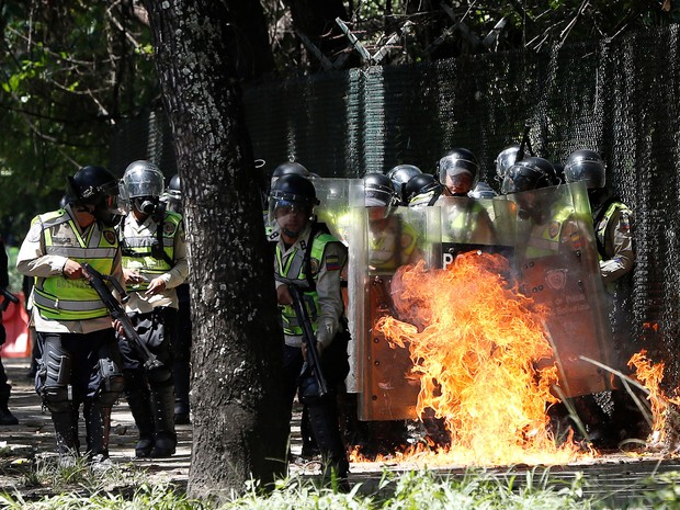 Um coquetel molotov explode na frente de policiais durante confronto com manifestantes em um protesto de estudantes universitários contra o governo em Caracas, na Venezuela (Foto: Carlos Garcia Rawlins/Reuters)